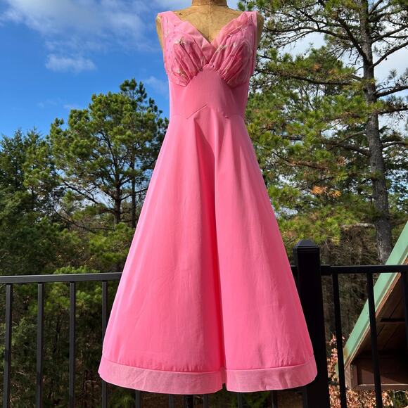 Vintage 50s Vanity Fair Day Glo Pink Nylon Chiffon Embroidered Peignoir Set XS S - Picture 2 of 12